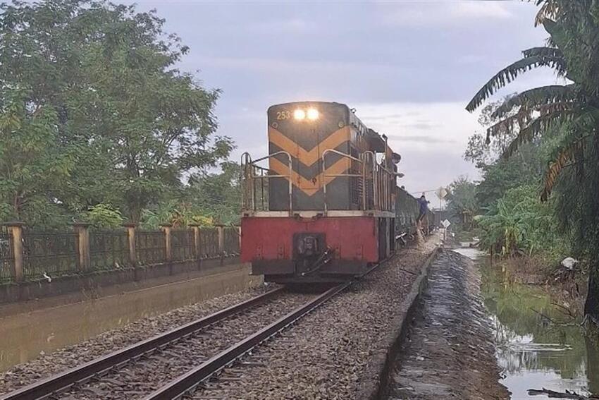Tuyến đường sắt Bắc - Nam qua thành phố Huế đã được khôi phục và thông tuyến