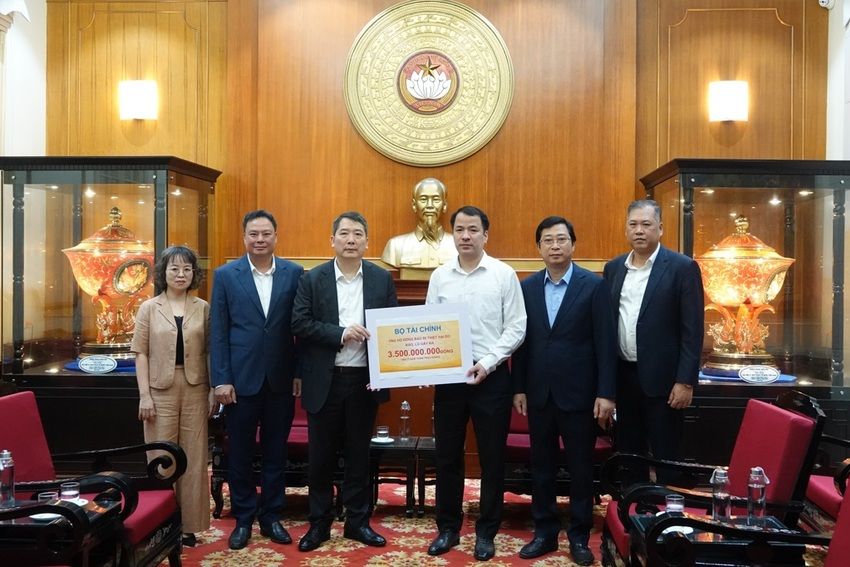 Bộ Tài chính trao 3,5 tỷ đồng ủng hộ đồng bào miền Trung, Tây Nguyên khắc phục hậu quả mưa lũ