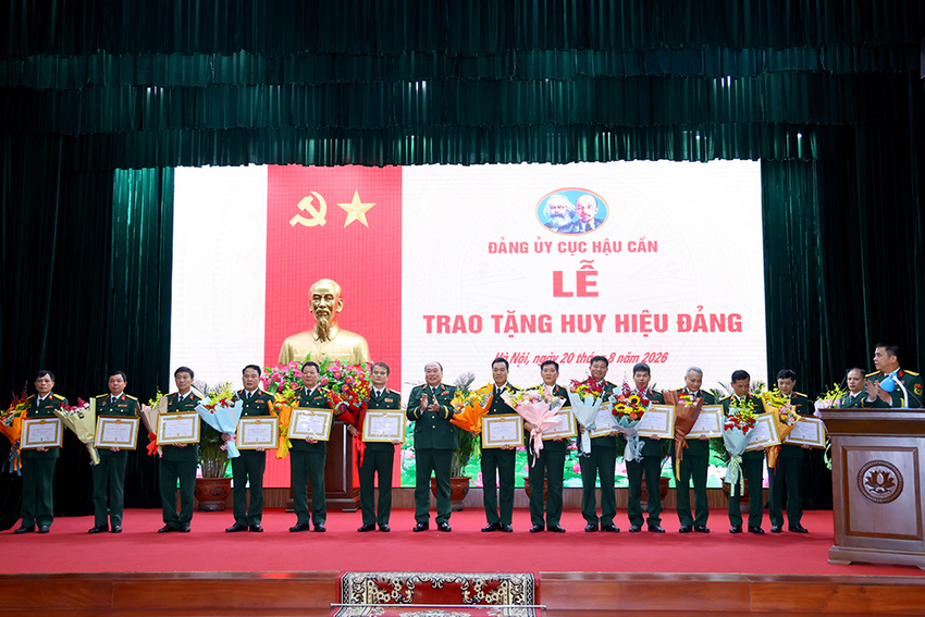 Trao Huy hiệu Đảng cho các đảng viên Cục Hậu cần, Bộ Tổng Tham mưu