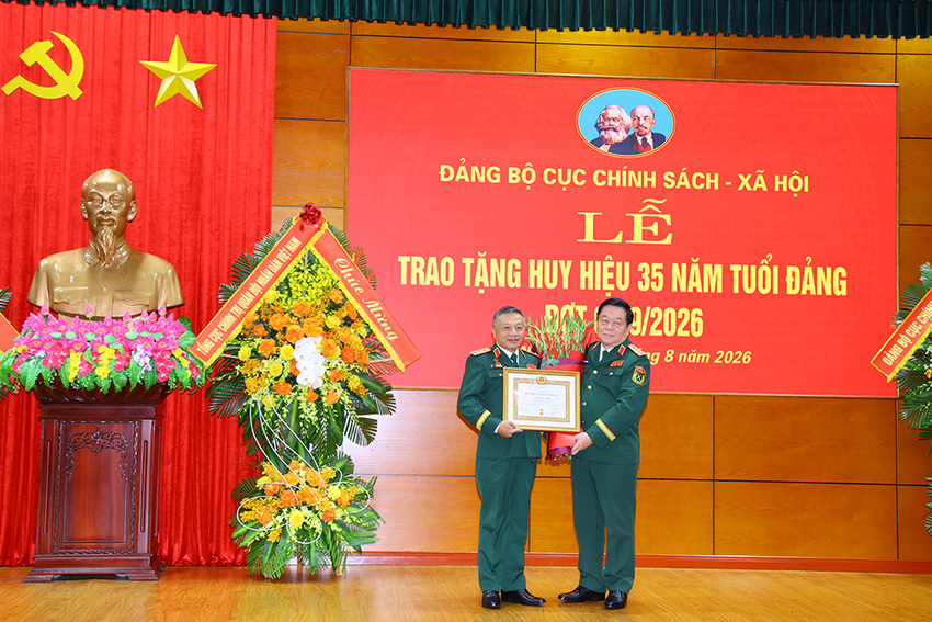 Trao Huy hiệu 35 năm tuổi Đảng tặng Thượng tướng Lê Quang Minh
