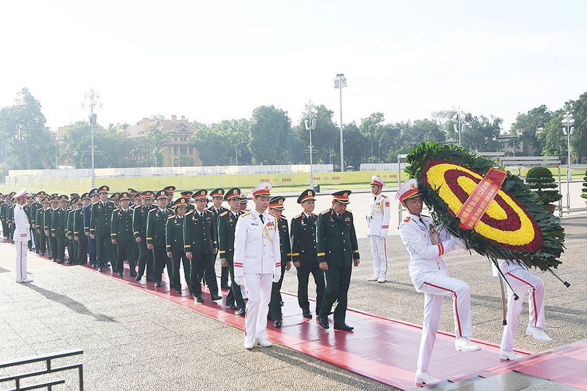 Đoàn đại biểu Đại hội Thi đua Quyết thắng toàn quân lần thứ XI báo công dâng Bác