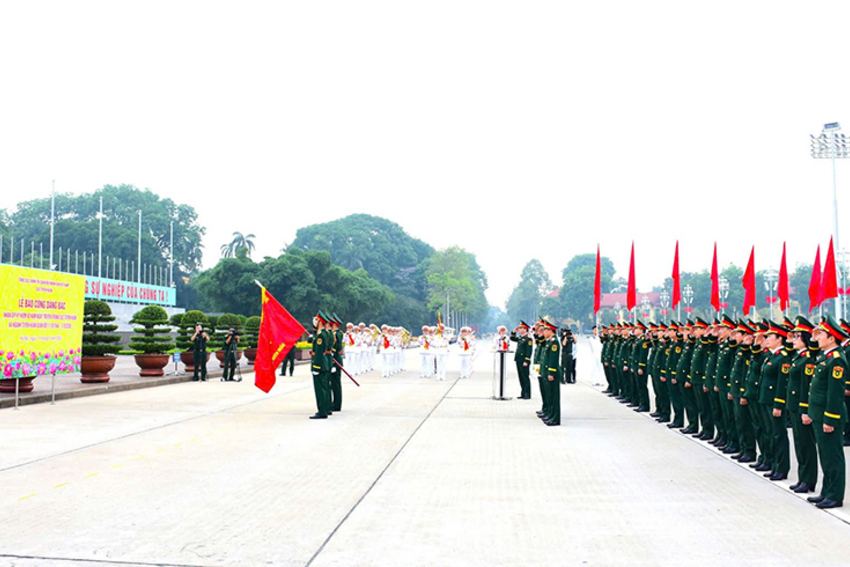 Cục Tuyên huấn báo công dâng Bác nhân kỷ niệm 80 năm Ngày truyền thống