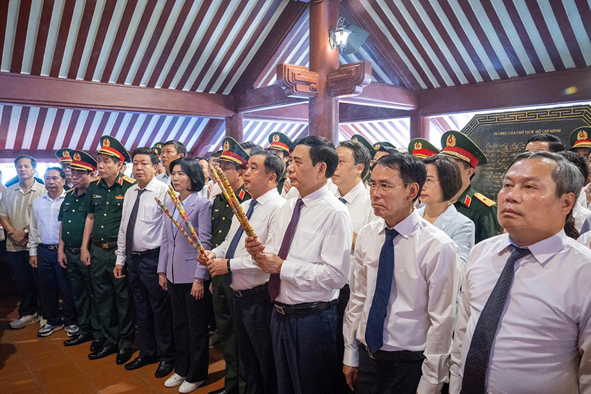 Đại tướng Phan Văn Giang dâng hương tưởng nhớ Chủ tịch Hồ Chí Minh