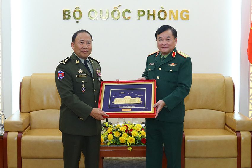 Thượng tướng Hoàng Xuân Chiến tiếp Tổng cục trưởng Tổng cục Chính sách và Đối ngoại, Bộ Quốc phòng Cam-pu-chia
