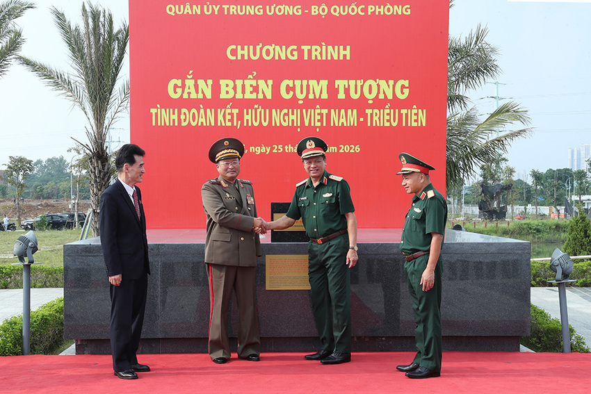 Thượng tướng Nguyễn Trường Thắng chủ trì gắn biển Cụm tượng “Tình đoàn kết, hữu nghị Việt Nam - Triều Tiên”