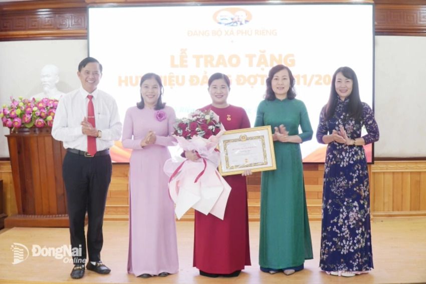 Phó Bí thư Tỉnh ủy Huỳnh Thị Hằng dự lễ trao Huy hiệu Đảng tại xã Phú Riềng