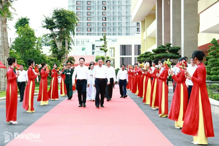 Tổng Bí thư, Chủ tịch nước Tô Lâm dâng hương tại Nhà thờ Bác Hồ trong khuôn viên Thành ủy Đồng Nai