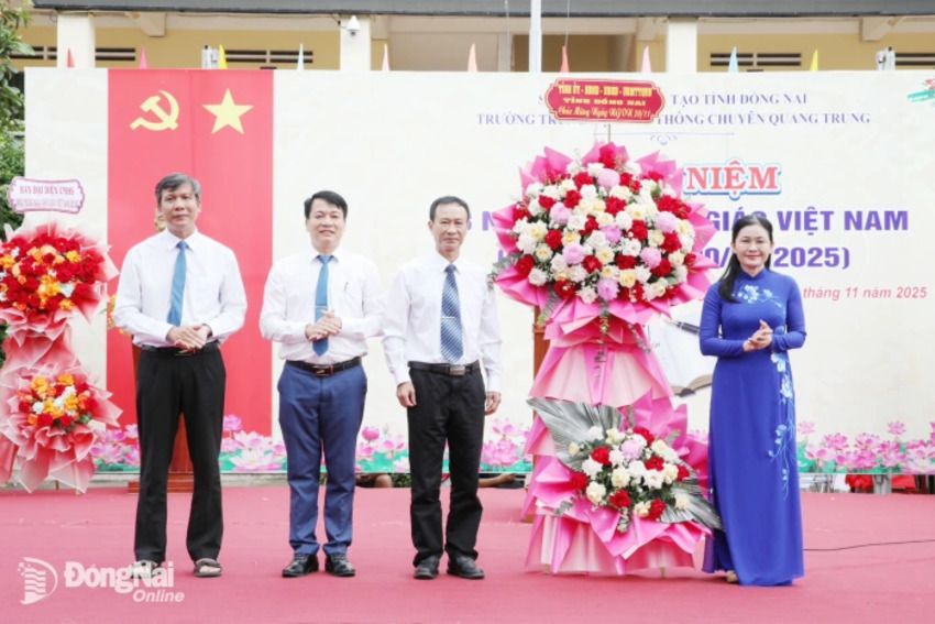 Phó Bí thư Thường trực Tỉnh ủy Tôn Ngọc Hạnh chúc mừng ngày Nhà giáo Việt Nam