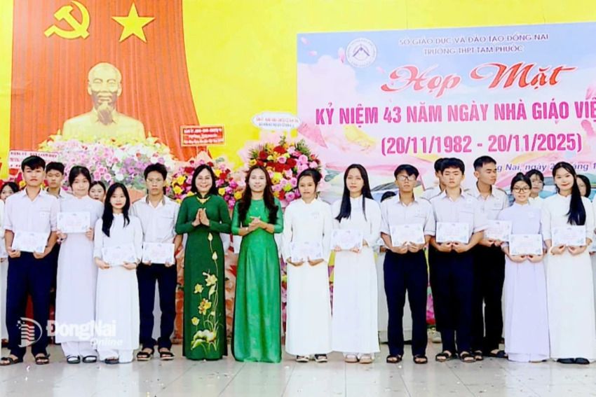 Lãnh đạo tỉnh Đồng Nai dự họp mặt kỷ niệm 43 năm ngày Nhà giáo Việt Nam