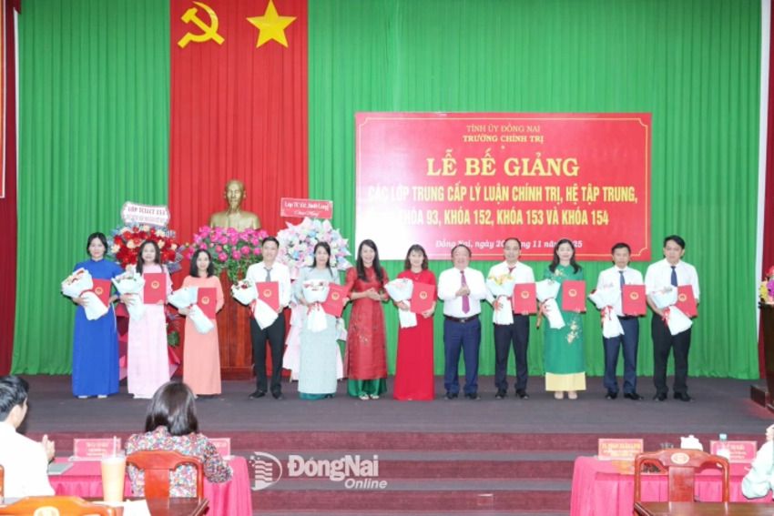 Trường Chính trị tỉnh Đồng Nai bế giảng các lớp trung cấp lý luận chính trị