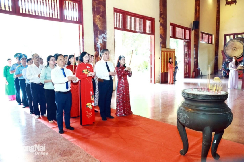 Dâng hương tưởng nhớ Chủ tịch Hồ Chí Minh tại Văn miếu Trấn Biên