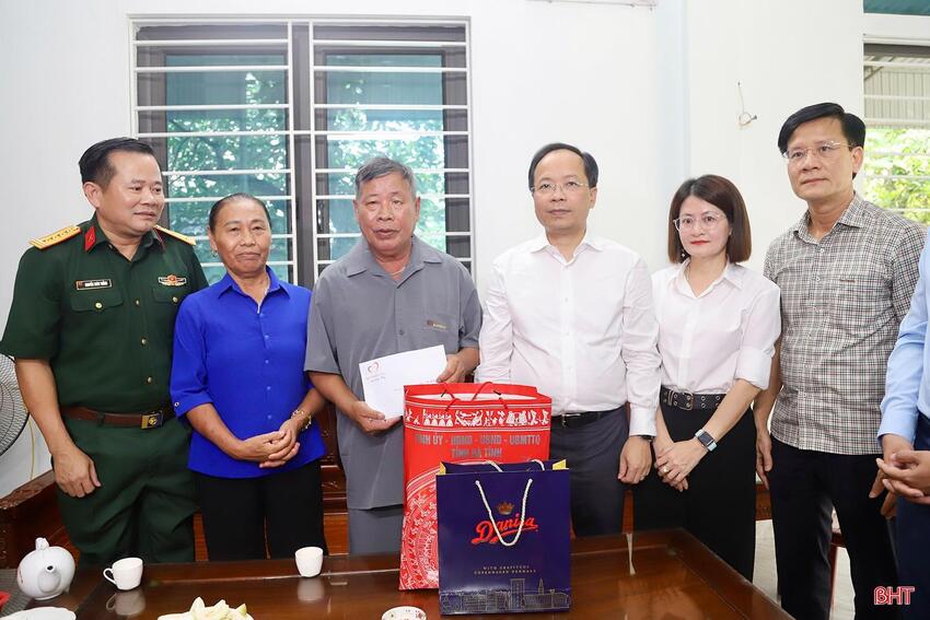 Bí thư Tỉnh ủy thăm hỏi, tặng quà tri ân các gia đình có công với cách mạng