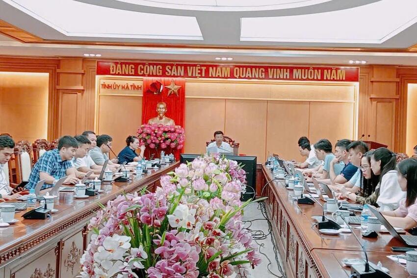 Tổ kỹ thuật Chuyển đổi số họp bàn phục vụ Đại hội Đảng bộ tỉnh lần thứ XX