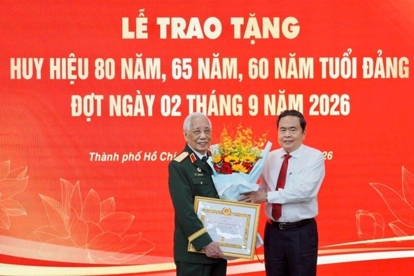 Chủ tịch Quốc hội Trần Thanh Mẫn trao Huy hiệu Đảng tại TPHCM