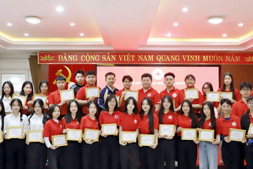 Gặp mặt, biểu dương tình nguyện viên tiêu biểu trong công tác cứu trợ