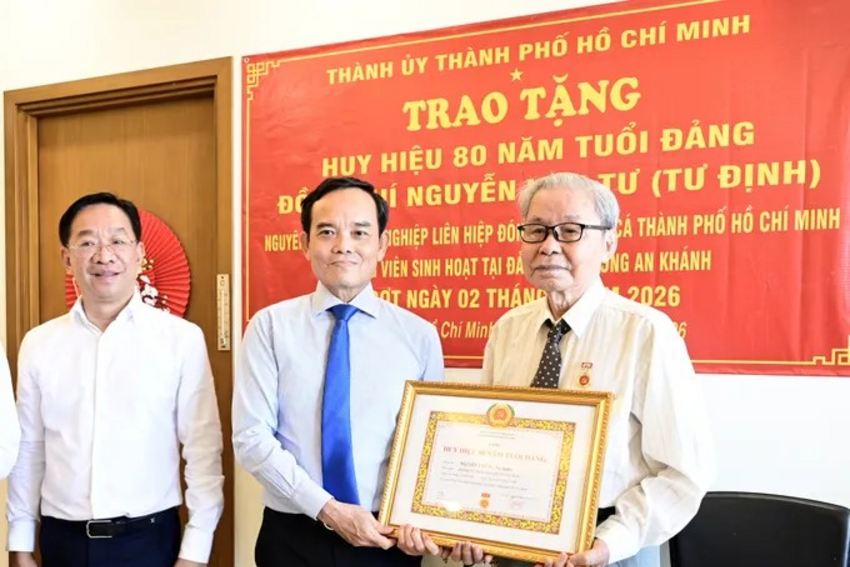 Bí thư Thành ủy TPHCM Trần Lưu Quang trao Huy hiệu 80 năm tuổi Đảng đến 2 đảng viên cao niên
