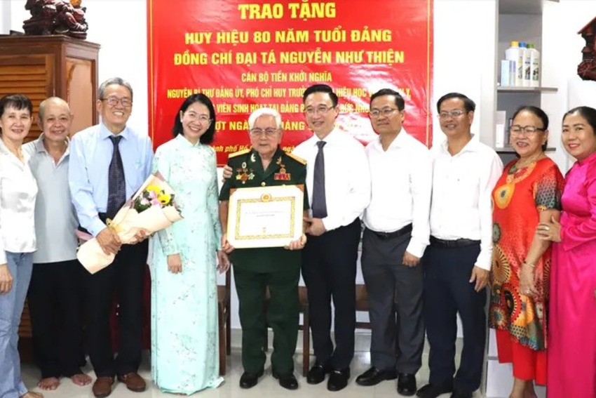 Trao Huy hiệu 80 năm tuổi Đảng đến 4 đảng viên cao tuổi Đảng
