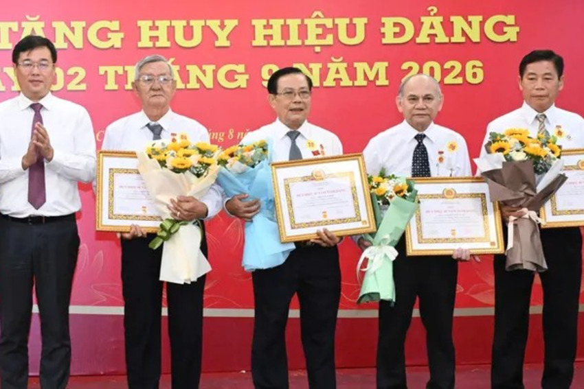 150 đảng viên Đảng bộ các cơ quan Đảng TPHCM nhận Huy hiệu Đảng