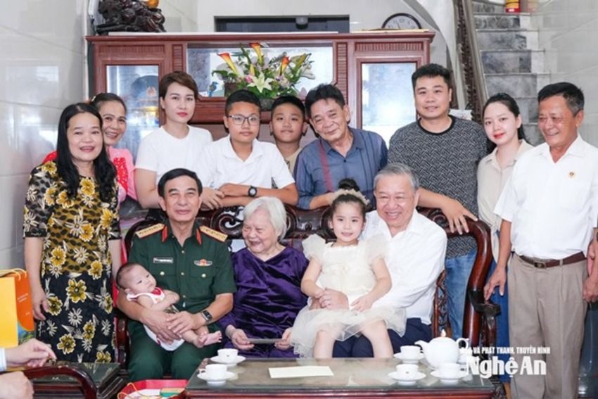 Tổng Bí thư Tô Lâm thăm, tặng quà Mẹ Việt Nam anh hùng tại Nghệ An