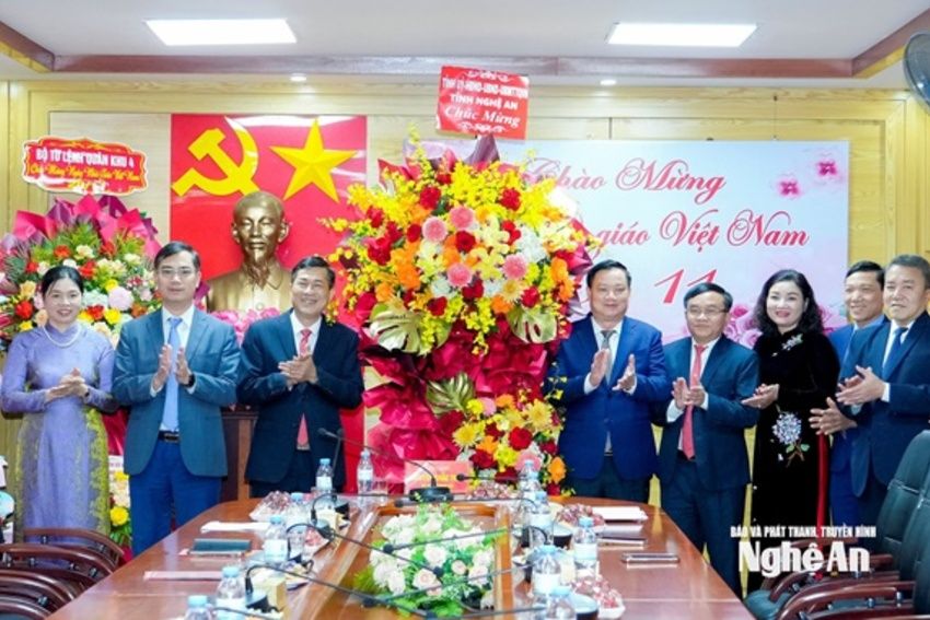 Bí thư Tỉnh uỷ Nghệ An Nguyễn Khắc Thận chúc mừng Sở Giáo dục và Đào tạo nhân kỷ niệm Ngày Nhà giáo Việt Nam