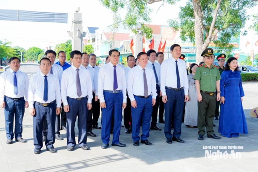 Lãnh đạo tỉnh Nghệ An dâng hoa, dâng hương tưởng niệm Chủ tịch Hồ Chí Minh và các Anh hùng liệt sĩ