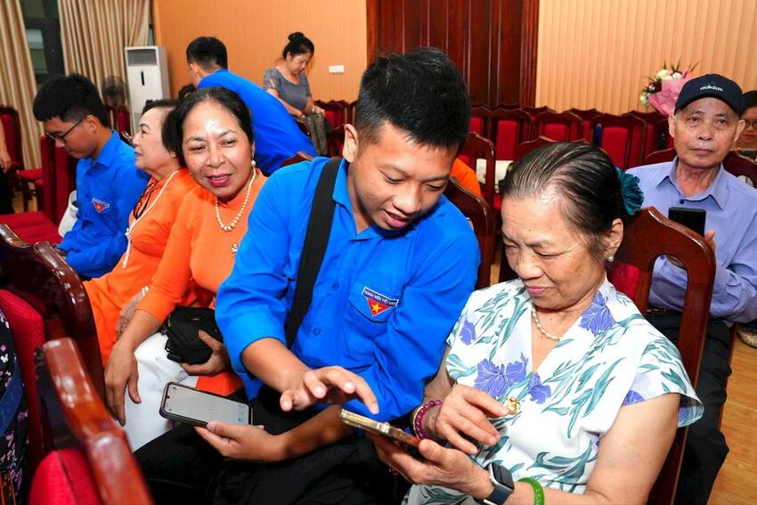 "Bình dân học vụ số": Khi các cụ ông, cụ bà "chạm" vào công nghệ