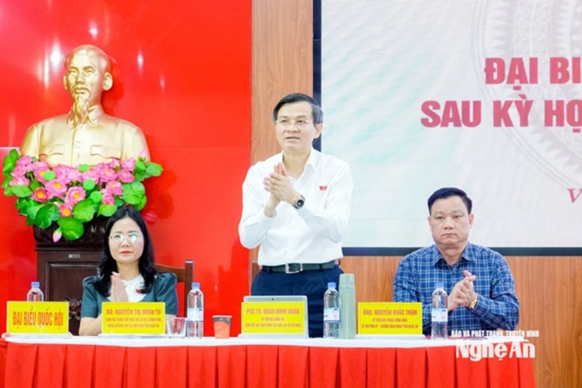 Giám đốc Học viện Chính trị Quốc gia Hồ Chí Minh và Bí thư Tỉnh ủy Nghệ An tiếp xúc cử tri phường Vinh Lộc