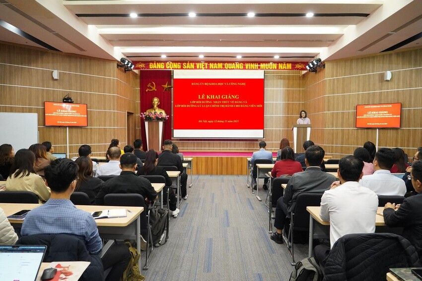 Khai giảng Lớp bồi dưỡng nhận thức về Đảng và lý luận chính trị dành cho đảng viên mới năm 2025