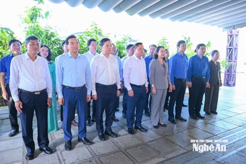 Phó Chủ tịch nước Võ Thị Ánh Xuân dâng hương tưởng niệm các Anh hùng liệt sĩ tại Khu Di tích lịch sử Quốc gia Truông Bồn