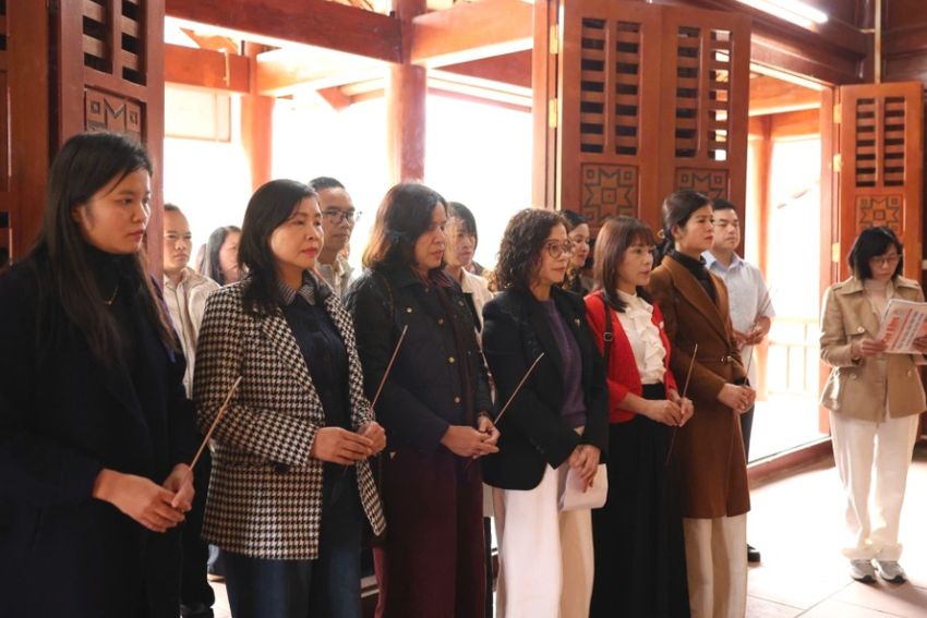 Các chi bộ thuộc Đảng bộ Báo và Phát thanh, Truyền hình Cao Bằng sinh hoạt chuyên đề tại xã Bế Văn Đàn