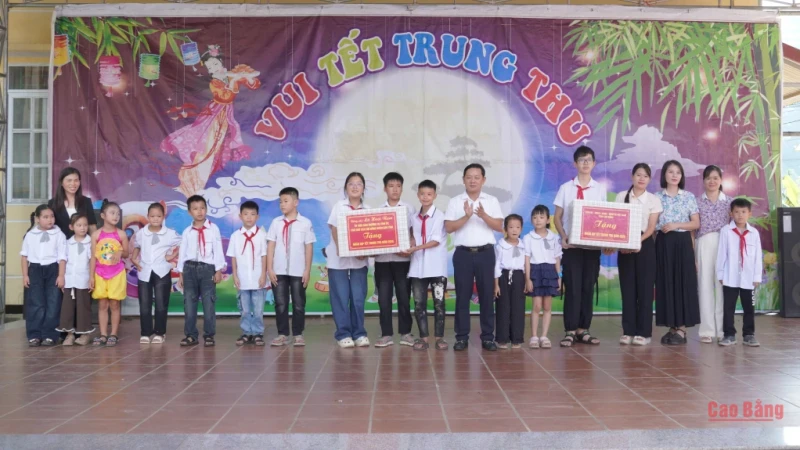 Phó Chủ tịch HĐND tỉnh Lã Hoài Nam tham dự Tết Trung thu tại Trường Phổ thông nội trú Tiểu học và THCS Quang Hán