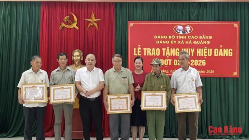 Đảng ủy xã Hà Quảng trao tặng Huy hiệu Đảng cho 9 đảng viên