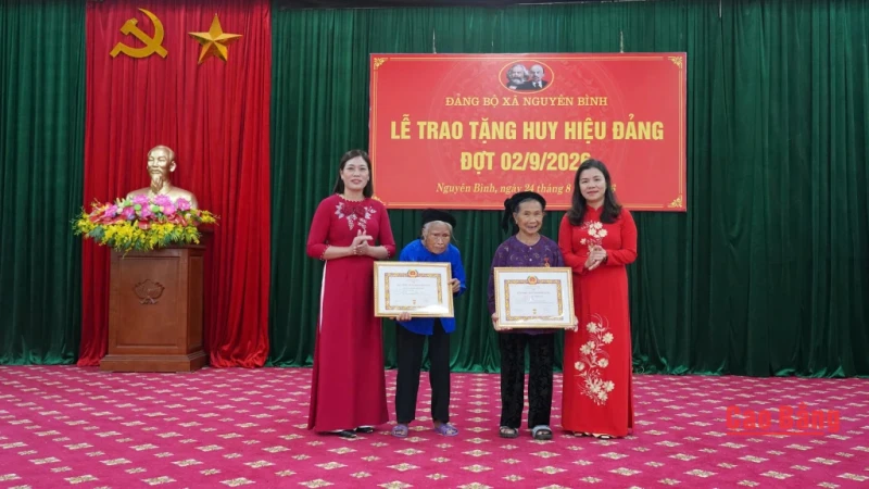 Trao Huy hiệu Đảng dịp 2/9 cho 18 đảng viên xã Nguyên Bình