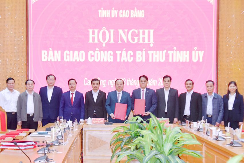 Hội nghị bàn giao công tác Bí thư Tỉnh ủy
