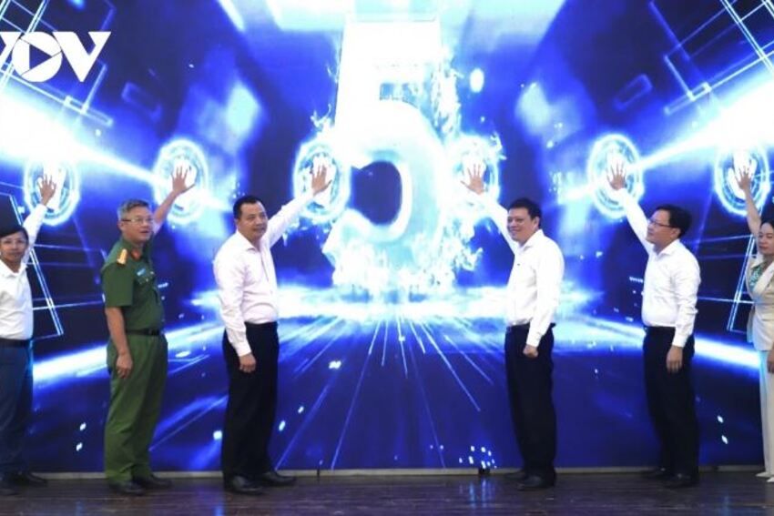 Bình dân học vụ số lấp "khoảng trống hành chính số" ở các buôn làng