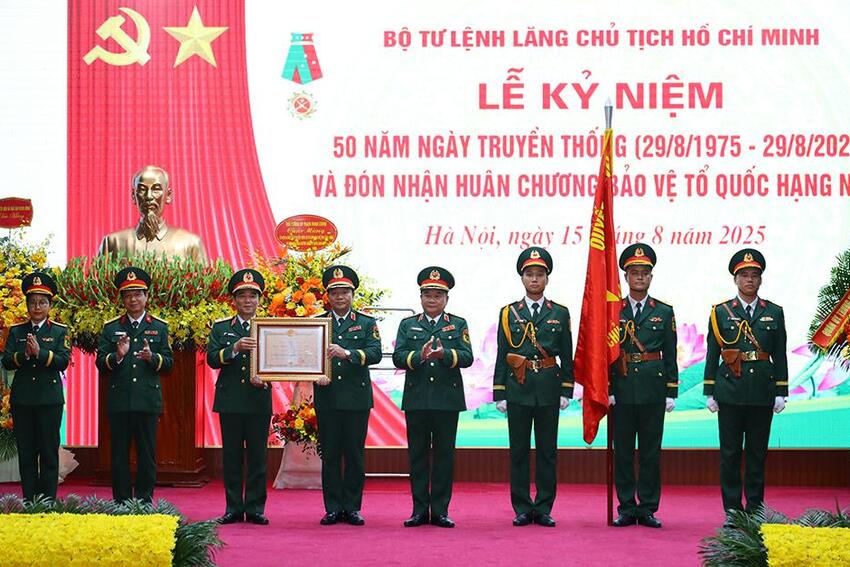 Bộ Tư lệnh Lăng Chủ tịch Hồ Chí Minh đón nhận Huân chương Bảo vệ Tổ quốc hạng Nhất