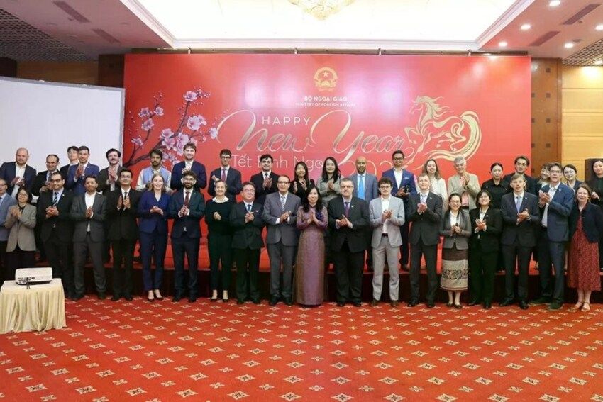 Gặp mặt cơ quan đại diện ngoại giao và báo chí nước ngoài thường trú ở Việt Nam