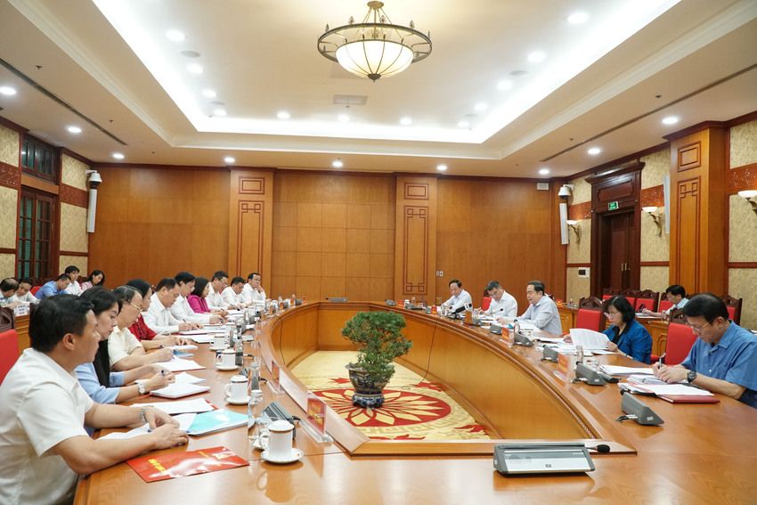 Sắp xếp đơn vị sự nghiệp, doanh nghiệp nhà nước và đầu mối bên trong các cơ quan, tổ chức trong hệ thống chính trị