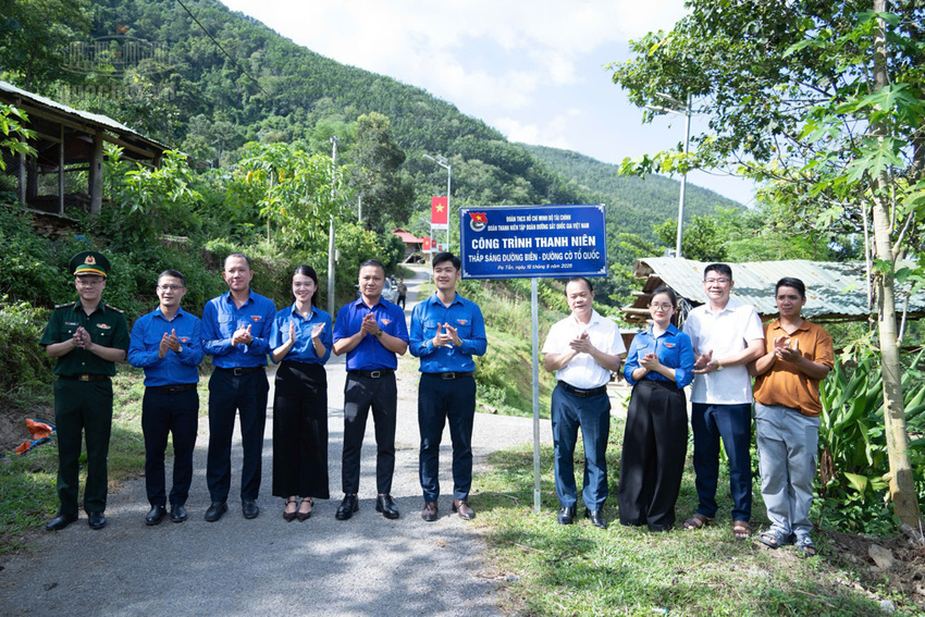 Tuổi trẻ Bộ Tài chính đồng hành với nhân dân và thanh thiếu nhi vùng biên giới