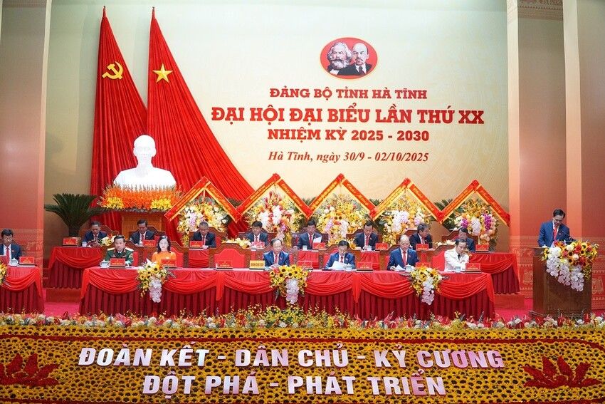 Toàn cảnh khai mạc Đại hội đại biểu Đảng bộ Hà Tĩnh lần thứ XX