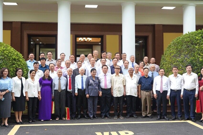 Gặp mặt các đồng chí nguyên lãnh đạo Ban Tuyên giáo và Dân vận Trung ương qua các thời kỳ