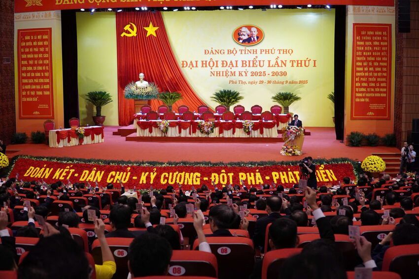 Kết luận của Bộ Chính trị về chủ trương đánh giá đối với cán bộ lãnh đạo, quản lý trong hệ thống chính trị