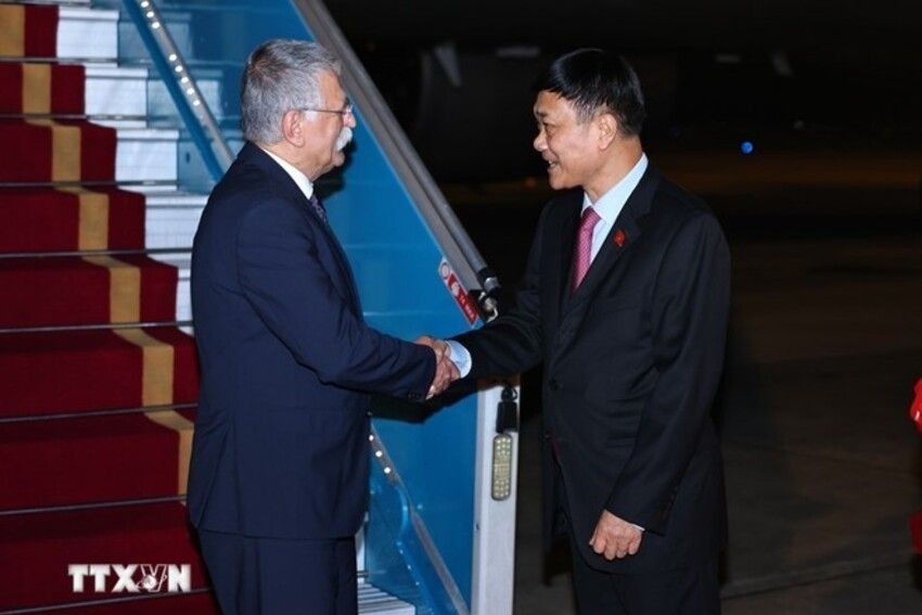 Chủ tịch Quốc hội Hungary Kover Laszlo bắt đầu thăm chính thức Việt Nam