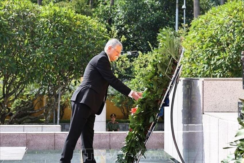 Chủ tịch Quốc hội Hungary Kover Laszlo vào Lăng viếng Chủ tịch Hồ Chí Minh