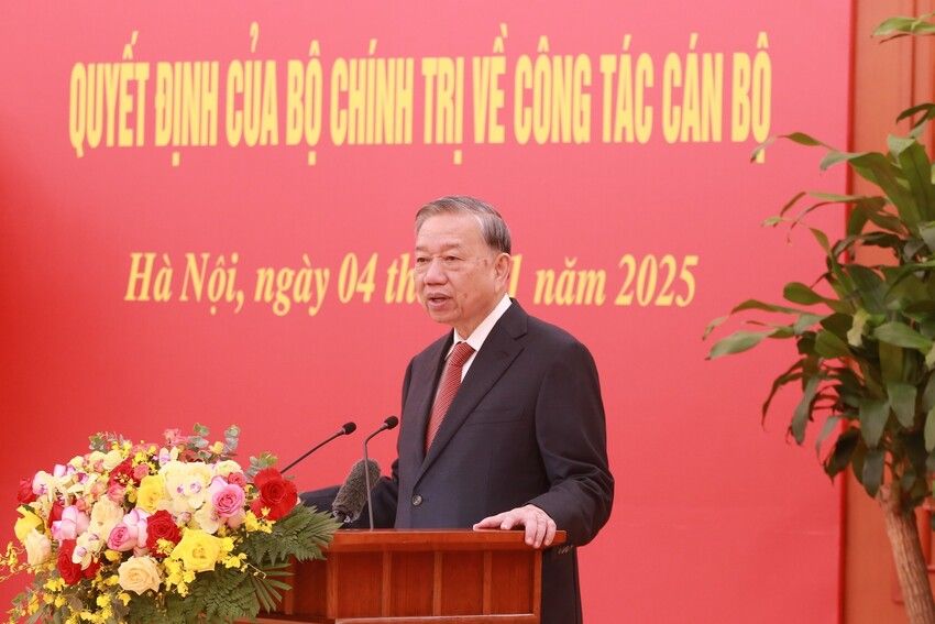 Ảnh: Tổng Bí thư Tô Lâm trao các quyết định Lãnh đạo Ban Tuyên giáo và Dân vận Trung ương, Ban Nội chính Trung ương