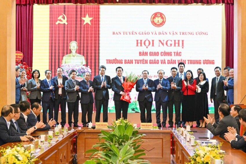 Hội nghị bàn giao công tác Trưởng ban Tuyên giáo và Dân vận Trung ương