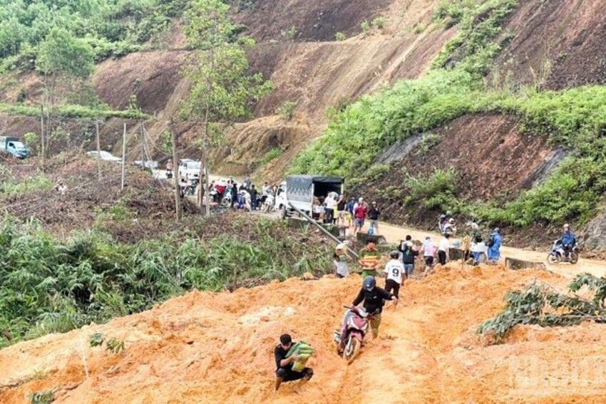 55 người chết và mất tích do mưa lũ, miền trung tiếp tục ứng phó bão số 13