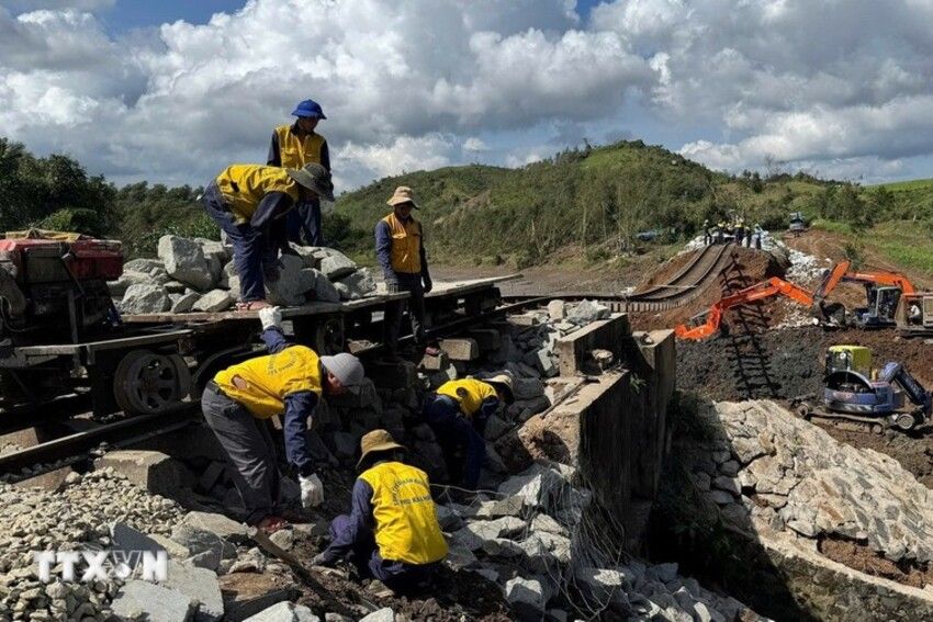 Ngành đường sắt ngừng chạy 45 chuyến tàu và chuyển tải 3.400 hành khách bằng ôtô