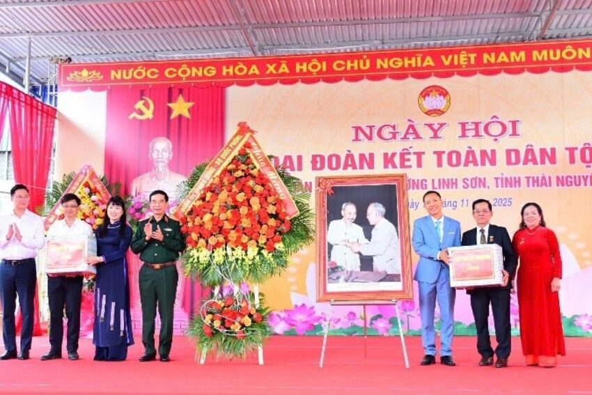 Đại tướng Phan Văn Giang dự Ngày hội Đại đoàn kết toàn dân tộc tại Thái Nguyên