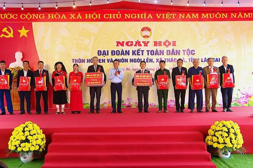 Đồng chí Thường trực Ban Bí thư Trần Cẩm Tú chung vui Ngày hội Đại đoàn kết toàn dân tộc tại xã Thác Bà, tỉnh Lào Cai